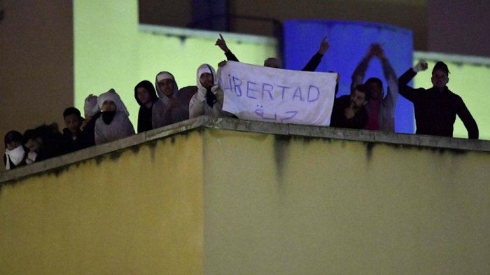 Migrants climb on Spain detention centre
